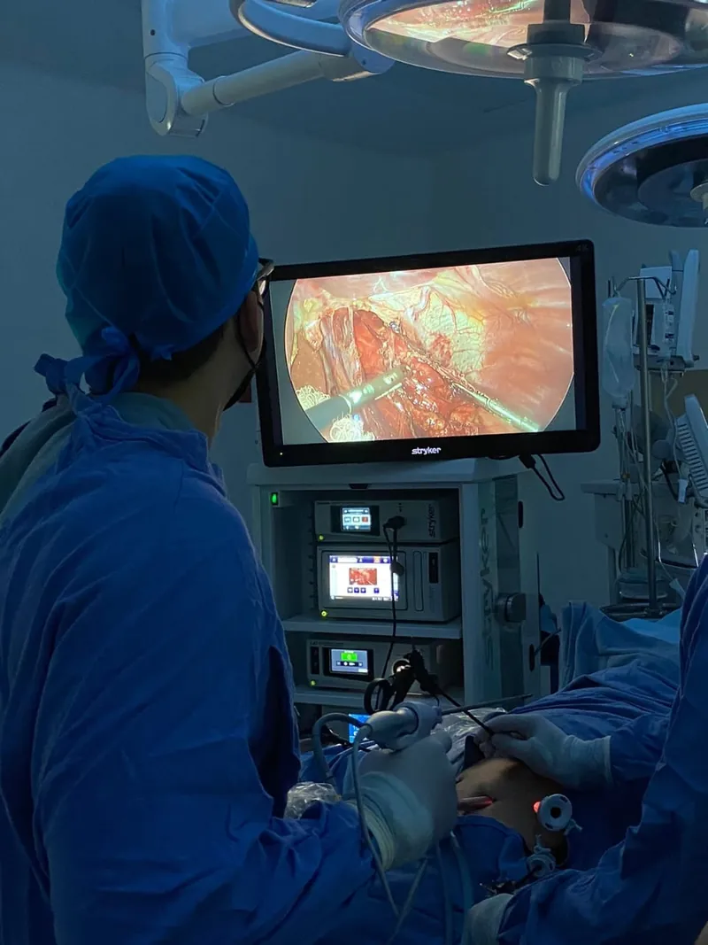 Dr. Sadid Villarreal realizando una cirugía por laparoscopia guiada por monitor