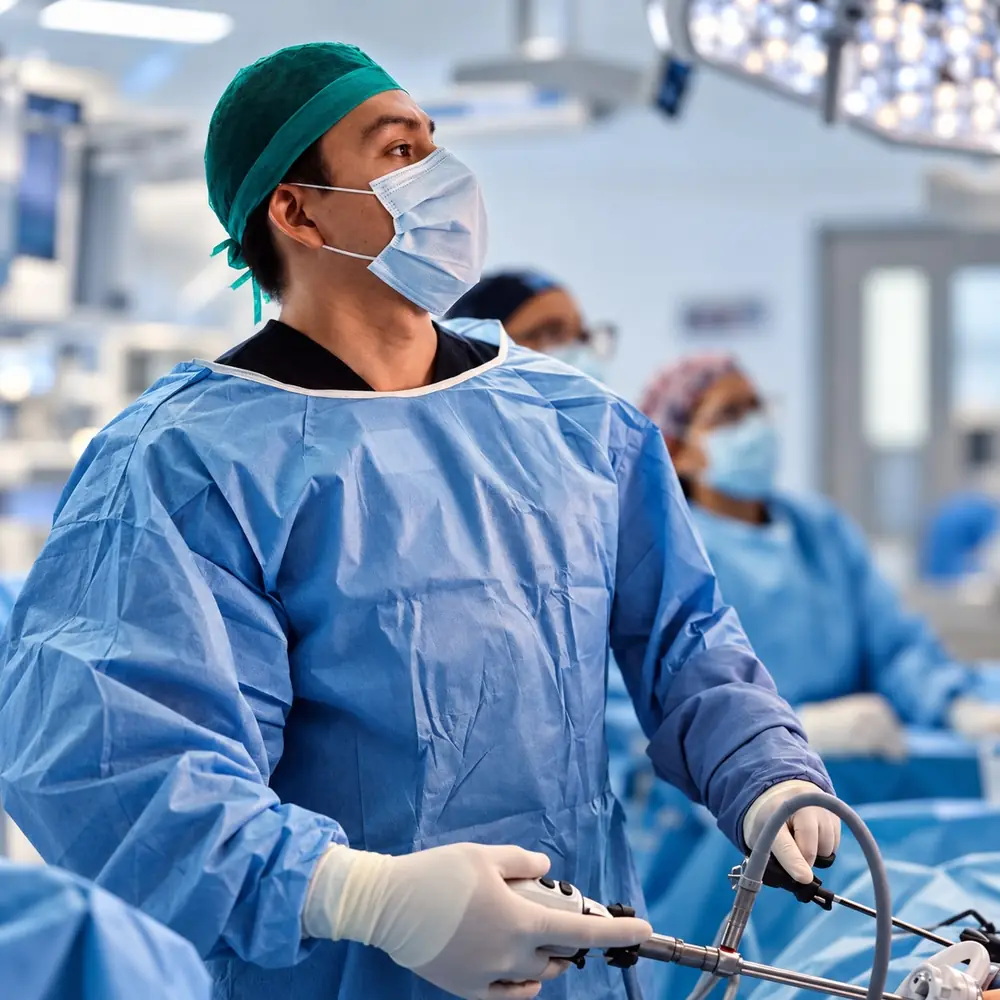 Dr. Sadid Villarreal, cirujano general, realizando una cirugía laparoscópica de hernia en quirófano con su equipo