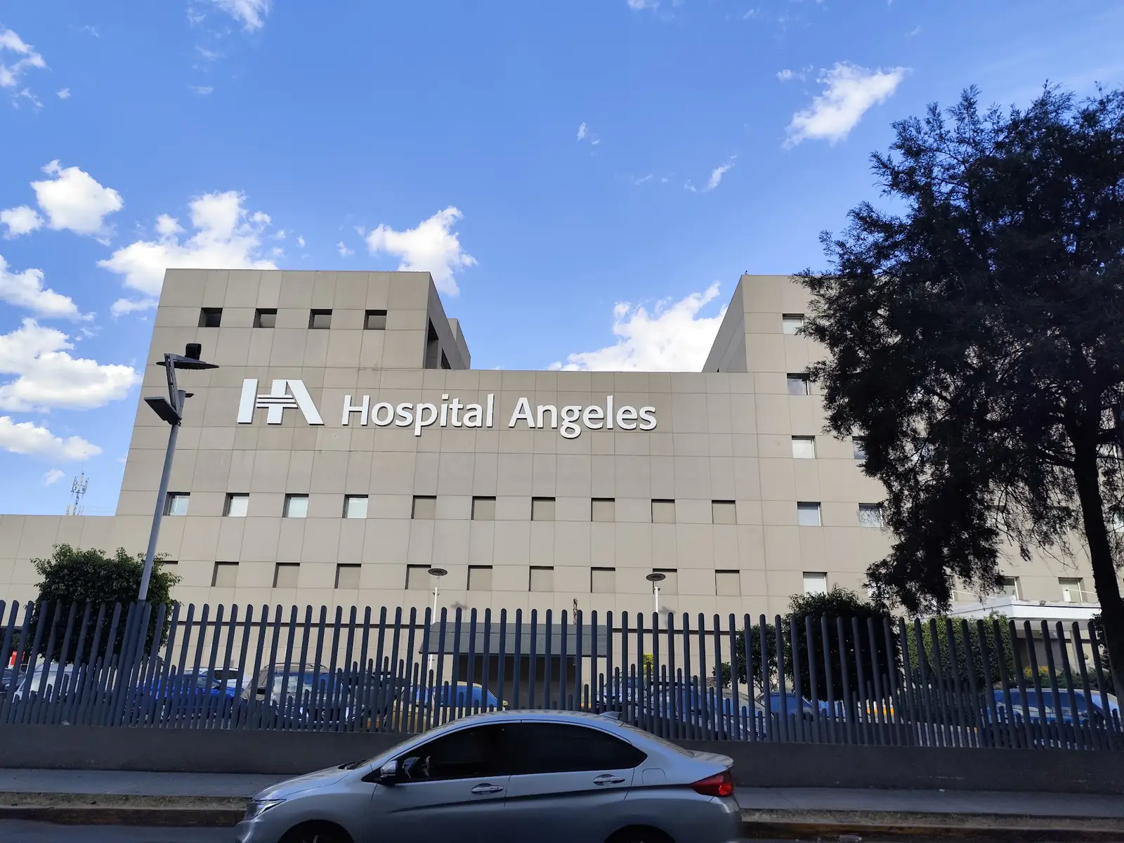 Fachada del Hospital Ángeles Lindavista en Gustavo A. Madero, CDMX