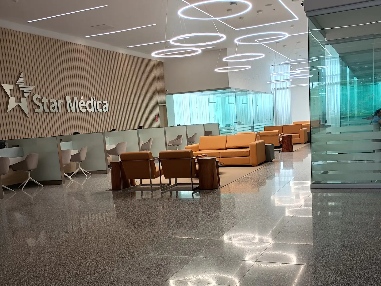 Lobby y recepción del Hospital Star Médica Santa Fe