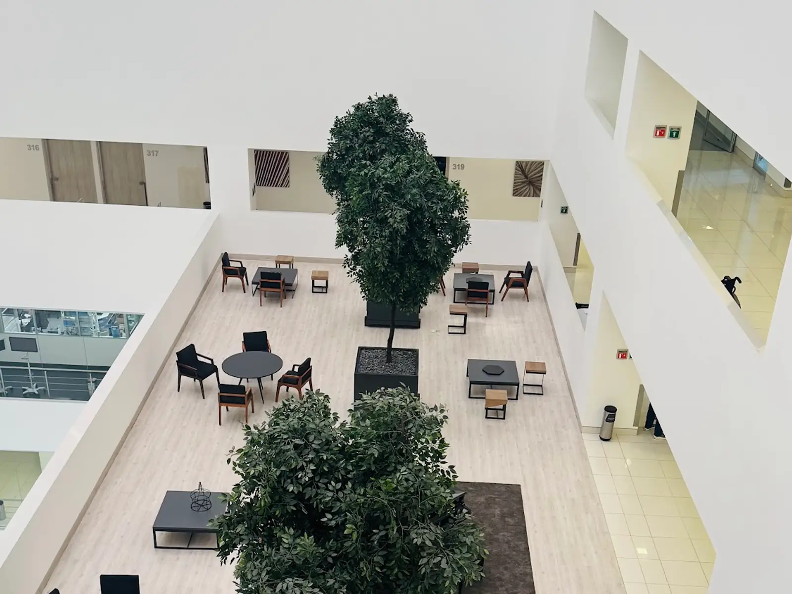 Atrio y área de descanso del Hospital Star Médica Tlalnepantla