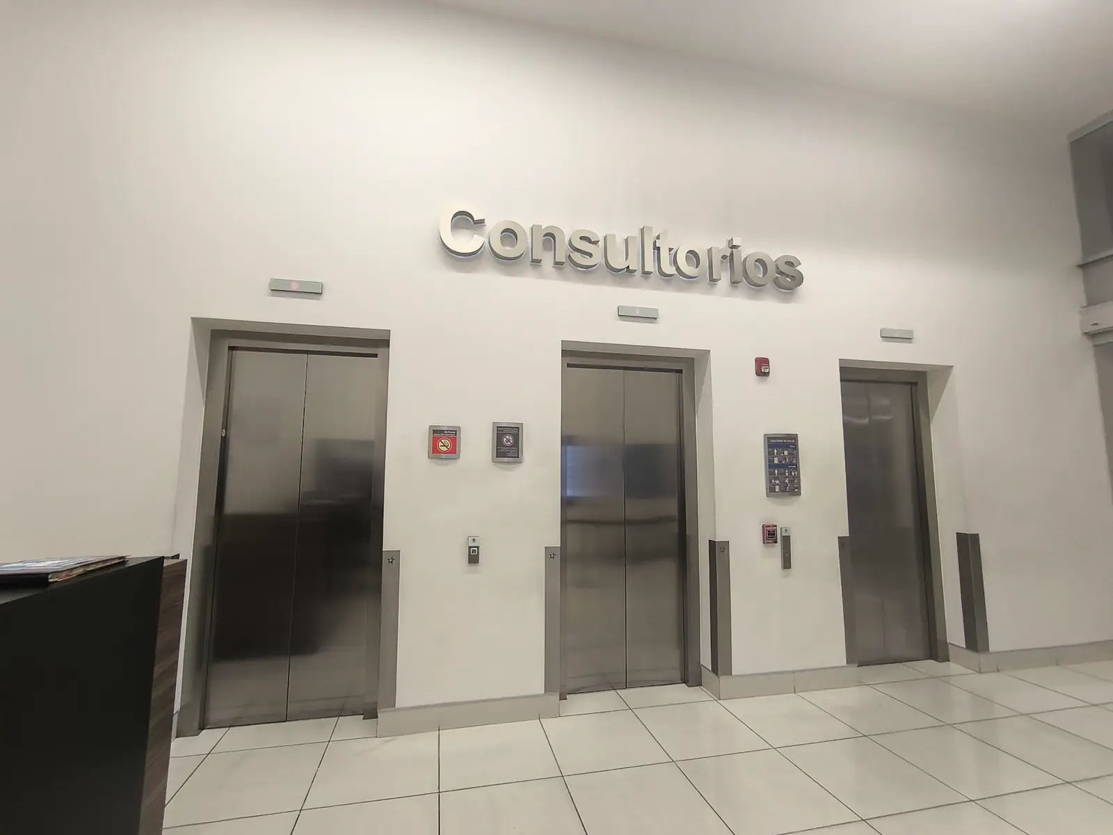 Acceso a la torre de consultorios del Hospital Star Médica Tlalnepantla