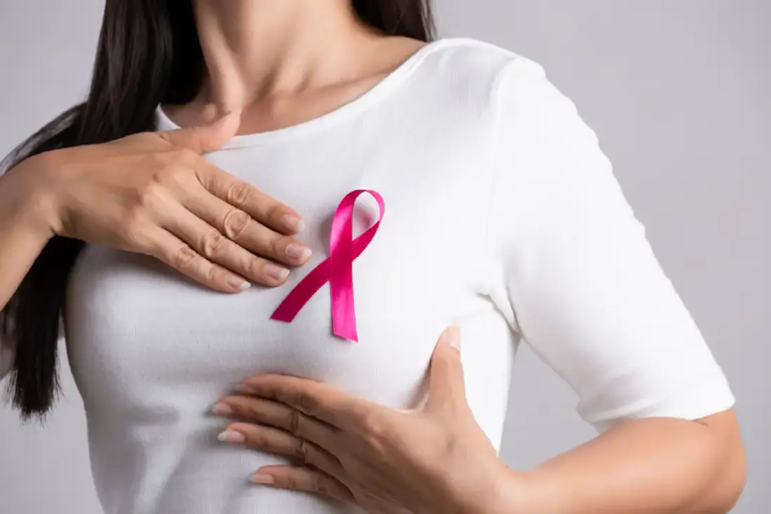 Paciente con listón rosa de la lucha contra el cáncer, en busca de orientación sobre su diagnóstico
